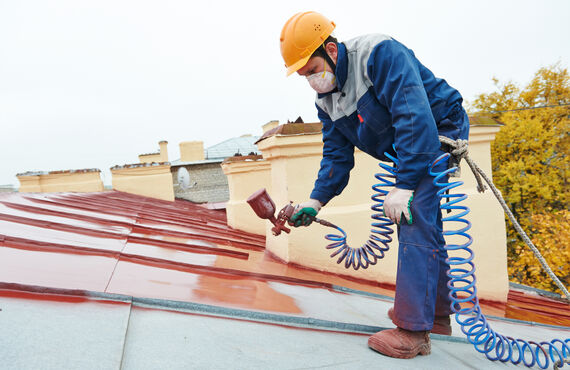 色褪せが目立ってきた屋根の補修はお任せください | 神奈川で大規模修繕をお考えなら興和産業株式会社へ